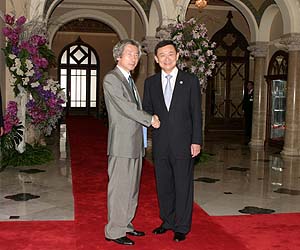 Government Houseに到着した小泉首相とタクシン首相