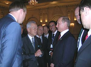 対話風景(高垣委員、川本委員他とプーチン大統領)