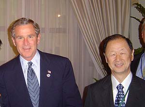 対話風景(ブッシュ大統領と川本委員)
