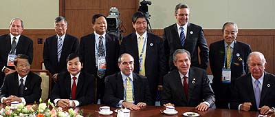 ブッシュ米国大統領等と神崎委員（後列最右）