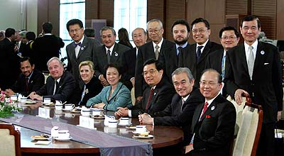 胡錦涛中国国家主席等と石坂委員(後列右から5人目)