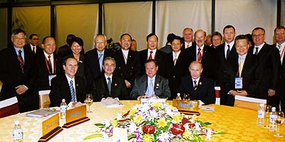 プーチン・ロシア大統領等と石坂委員(後列左から4人目)