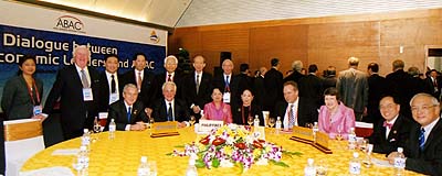 ブッシュ米大統領等と少徳委員(後列左から5人目)