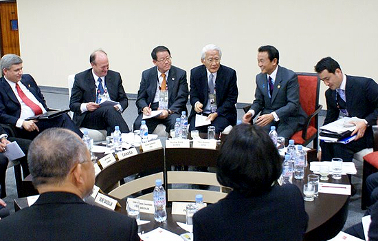 麻生総理大臣(右から二人目)と、Facilitator役の少徳委員(左隣)