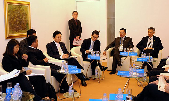 鳩山総理のファシリテーターを務める渡辺委員（右から3人目）。一番右はシンガポールのリー・シェンロン首相。