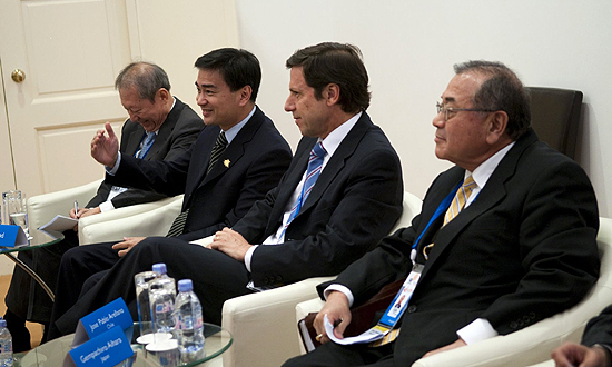 タイのアピシット首相（左から2人目）らとの対話に参加する相原委員（右）。