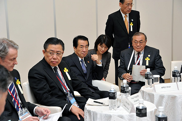 相原委員は菅総理とともに5つのグループを廻って対話に参加しました(右端が相原委員)