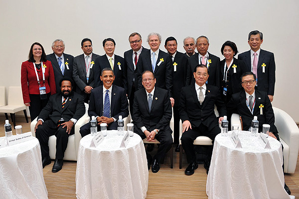 渡辺委員（前列最右）は、パプア・ニューギニア、フィリピン、チャイニーズ・タイペイ、米国の首脳との対話グループに参加しました
