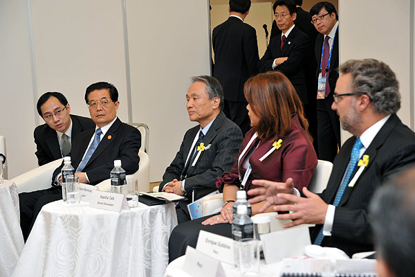 森本委員（左から3人目）は、中国、ペルー、シンガポール、ベトナムの首脳との対話グループに参加しました