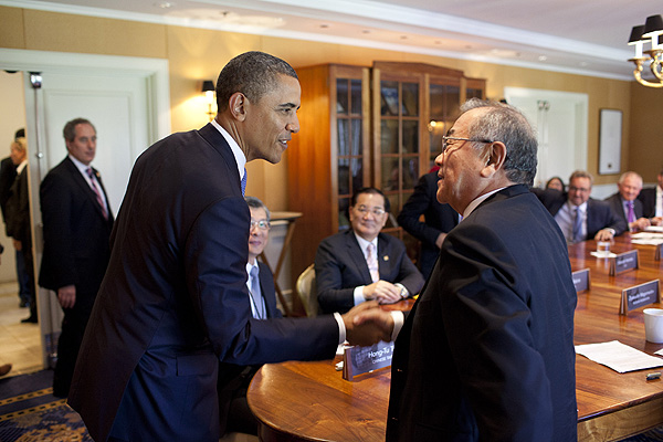 オバマ大統領と握手する相原委員