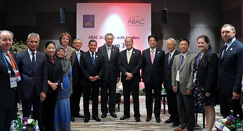 安倍総理のグループには、ペルーのウマラ大統領、シンガポールのリー首相、フィリピンのアキノ大統領も参加
