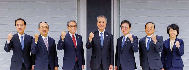 総会後の記者会見（会長と新副会長）