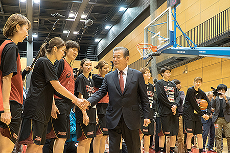 リオ五輪に向けて女子バスケ日本代表候補選手らを激励 16年4月28日 No 3268 週刊 経団連タイムス